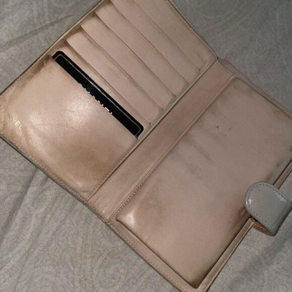 Green pre loved Chanel long wallet a lot of signs of use and wear - Picture 7 of 7